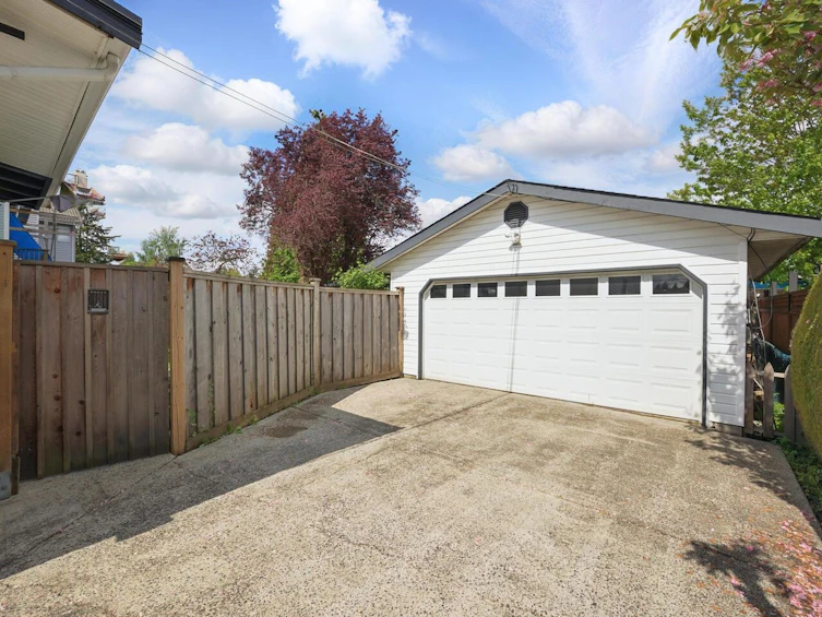 217 Sandringham Avenue, New Westminster, BC, V3L 1Z4 - 2