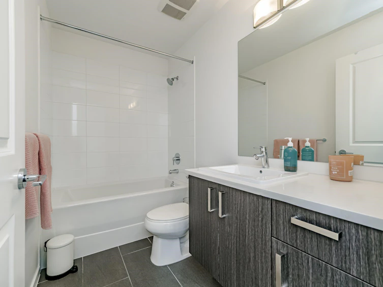 19-15340 Guildford Drive, Surrey, BC, V3R 0C9 - 27