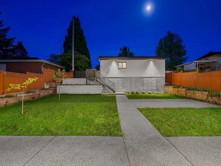 8684 Armstrong Avenue, Burnaby, BC, V3N 2H6 - 33