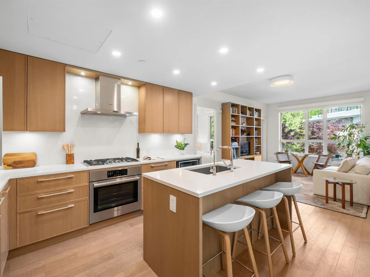 321-3220 Connaught Crescent, North Vancouver, BC, V7R 0A5 - 3