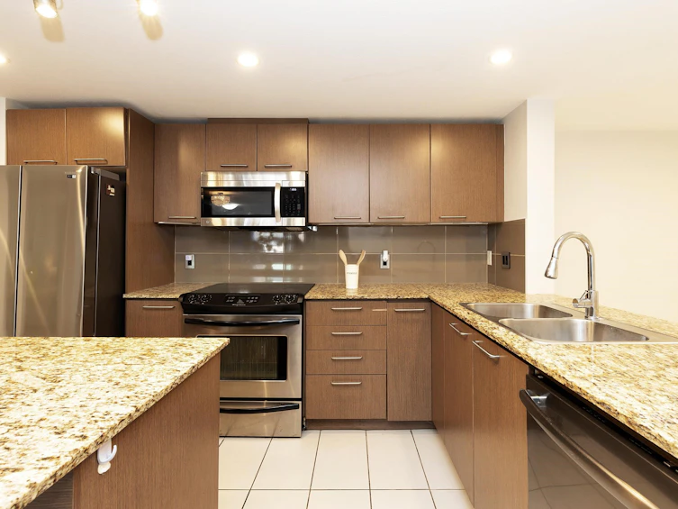 107-10822 City Parkway, Surrey, BC, V3T 0C2 - 8