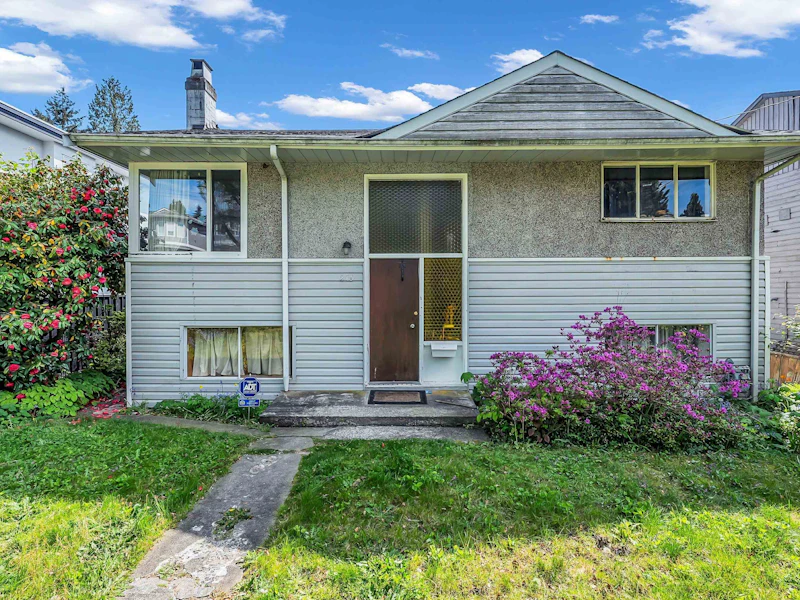 215 W 28th Street, North Vancouver BC V7N 2H9