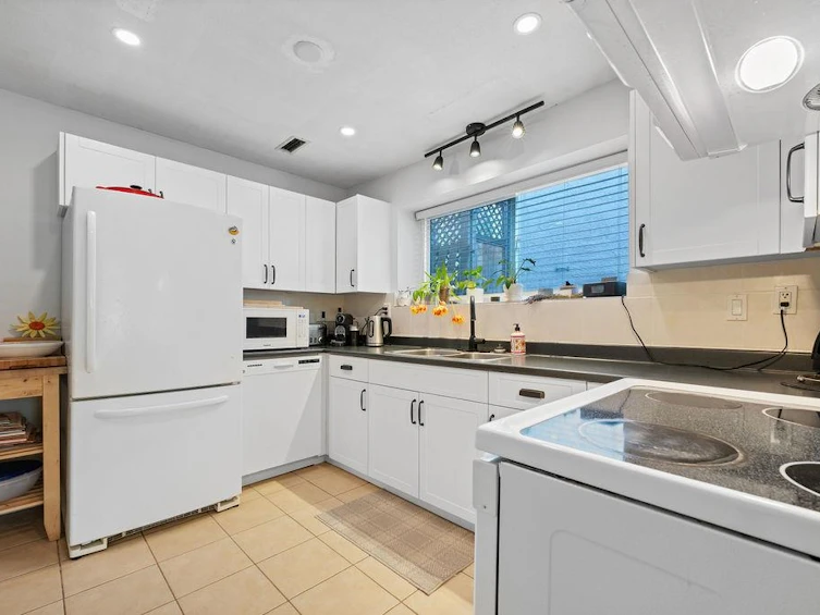 3300 Mahon Avenue, North Vancouver, BC, V7N 3T5 - 26