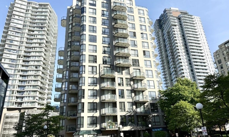 401-828 Agnes Street