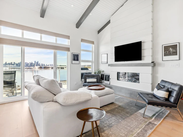16-415 W Esplanade, North Vancouver, BC, V7M 1A6 - 2