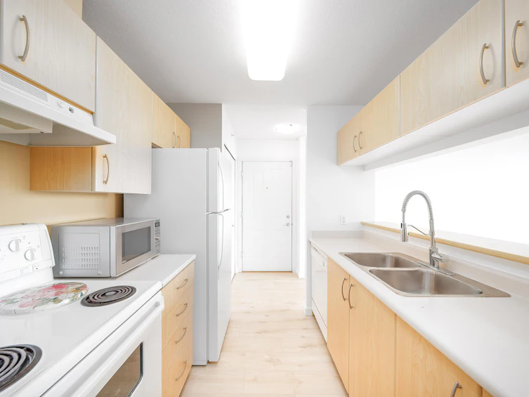 1106-3588 Crowley Drive, Vancouver, BC, V5R 6H3 - 4