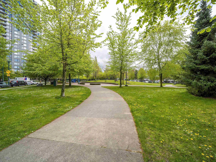 1106-3588 Crowley Drive, Vancouver, BC, V5R 6H3 - 21