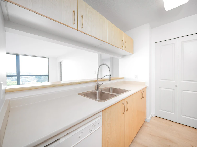 1106-3588 Crowley Drive, Vancouver, BC, V5R 6H3 - 6