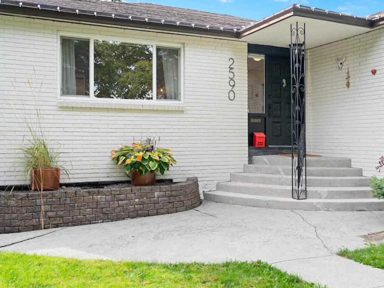 2590 Adanac Street, Vancouver, BC, V5K 2M5 - 2