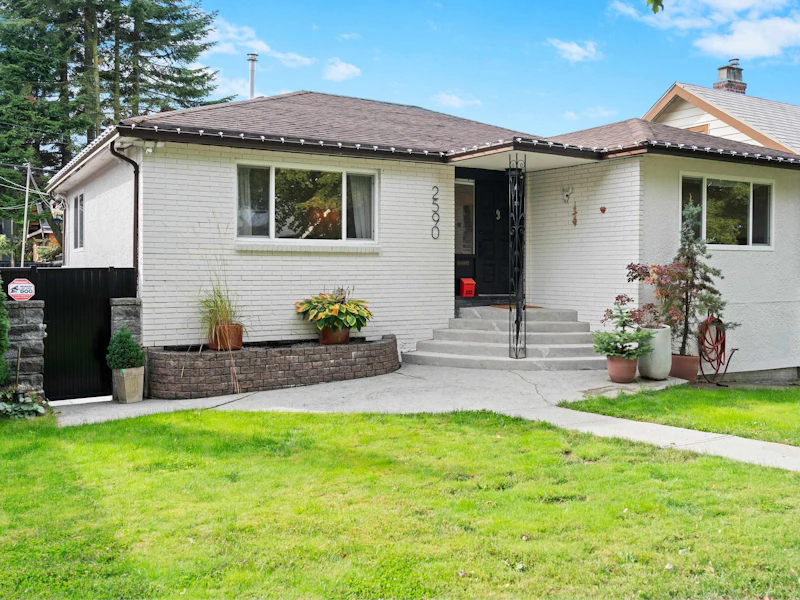 2590 Adanac Street, Vancouver BC V5K 2M5