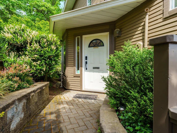 8871 Robins Court, Burnaby, BC, V5A 4K8 - 30