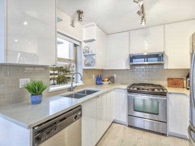 305-4728 Dawson Street - 2