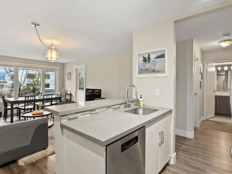 304-1040 E Broadway, Vancouver, BC, V5T 4N7 - 3