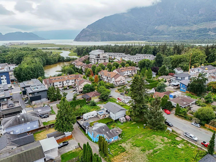 37956 Fourth Avenue, Squamish, BC, V8B 0P7 - 2