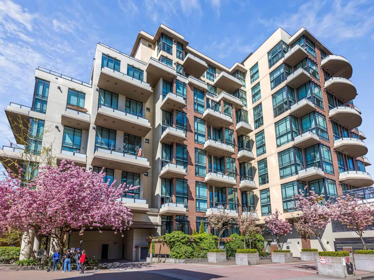 315-10 Renaissance Square, New Westminster, BC, V3M 7B1
