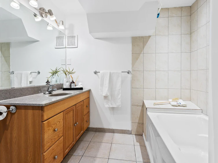 800 Calverhall Street, North Vancouver, BC, V7L 1X9 - 20