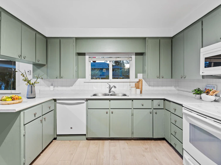 800 Calverhall Street, North Vancouver, BC, V7L 1X9 - 9
