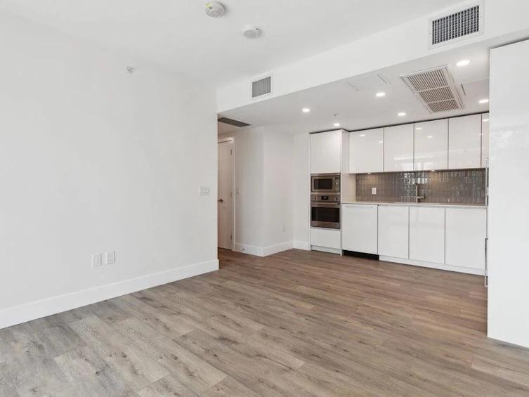 401-10428 Whalley Boulevard, Surrey, BC, V3T 0W2 - 11