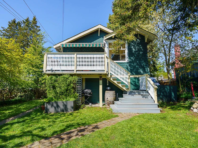 3336 E Georgia Street, Vancouver, BC, V5K 2L4