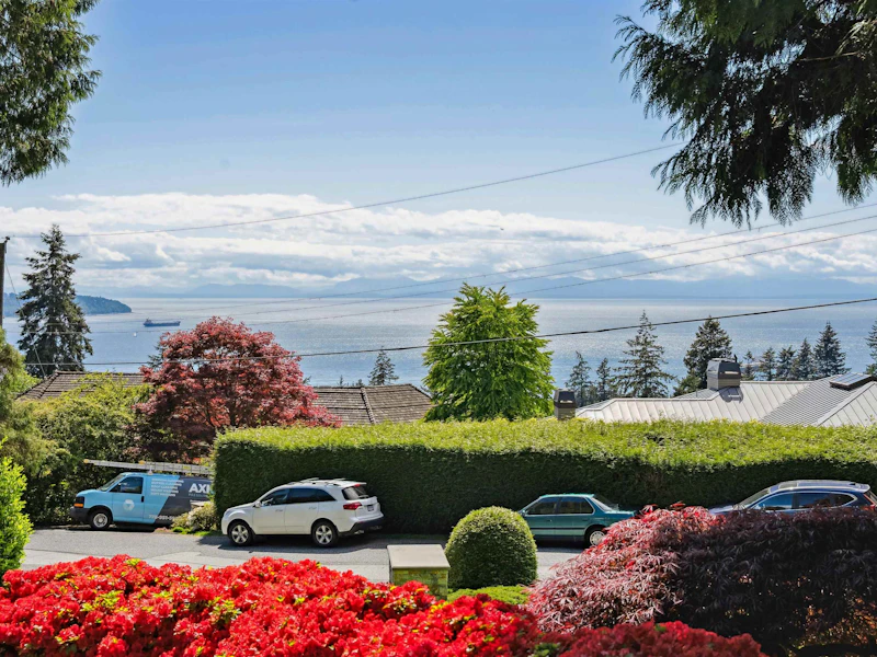 2695 Rosebery Avenue, West Vancouver BC V7V 3A3