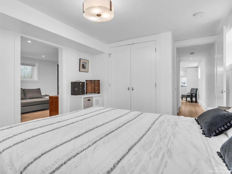 949 E 24th Avenue, Vancouver, BC, V5V 2A8 - 32