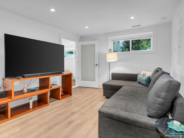 949 E 24th Avenue, Vancouver, BC, V5V 2A8 - 25