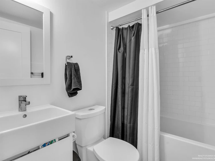 949 E 24th Avenue, Vancouver, BC, V5V 2A8 - 28