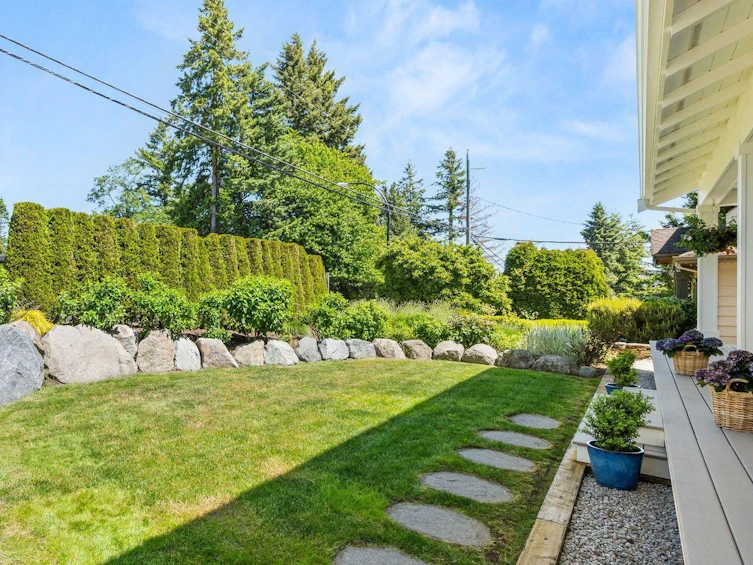 15682 Thrift Avenue, Surrey, BC, V4B 2M4 - 2