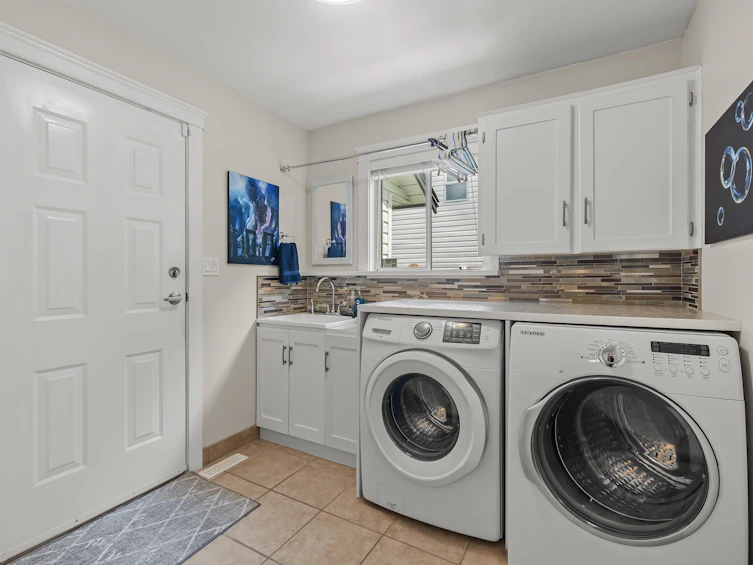 18894 60b Avenue, Surrey, BC, V3S 7T6 - 18