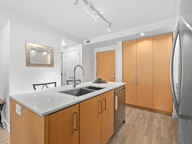 213-221 E 3rd Street, North Vancouver, BC, V7L 0C1 - 9