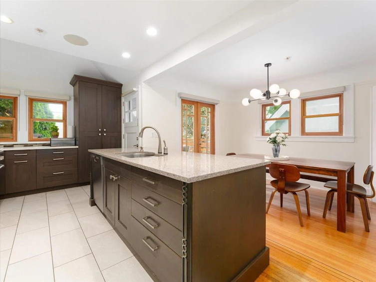 2391 W 10th Avenue, Vancouver, BC, V6K 2J2 - 8