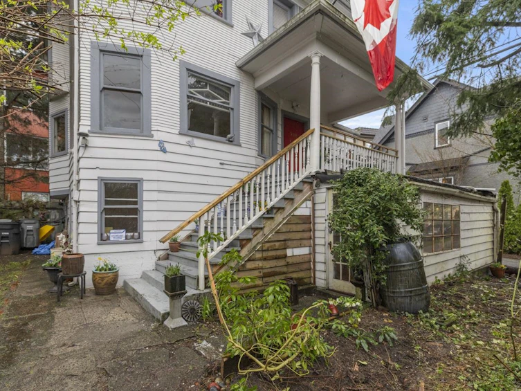 520 Salsbury Drive, Vancouver, BC, V5L 3Z7 - 2