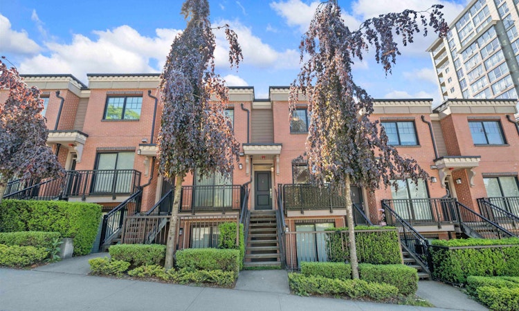 4-838 Royal Avenue