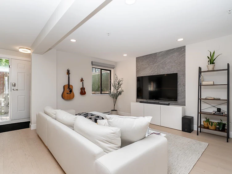 103-345 Lonsdale Avenue, North Vancouver, BC, V7M 3M9 - 3
