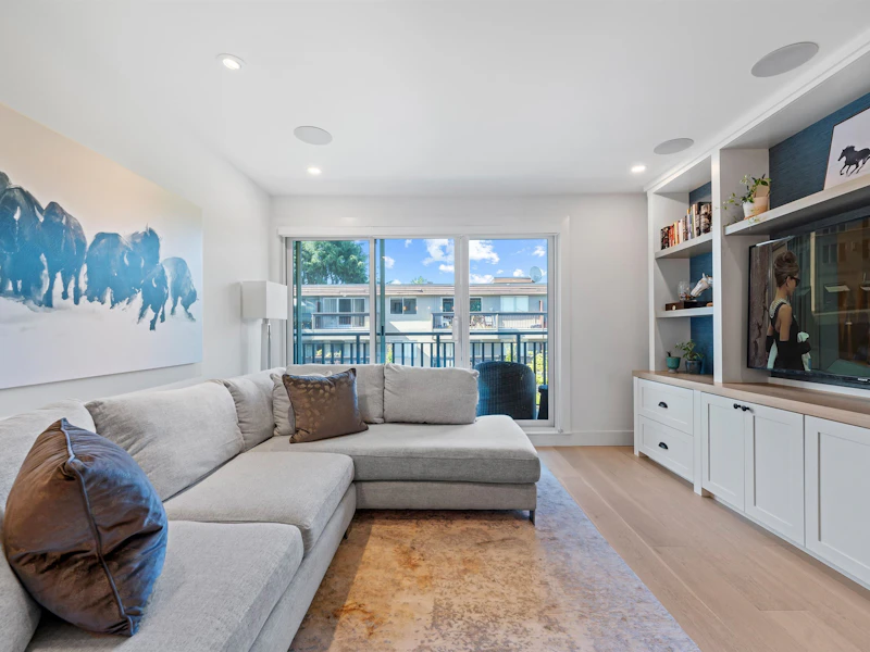 215 - 2121 W 6th Avenue, Vancouver BC V6K 1V5