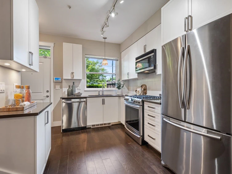 1278 Salsbury Drive, Vancouver, BC, V5L 0B2 - 4