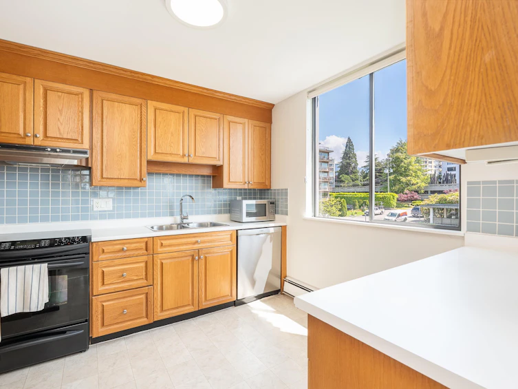 303-2108 Argyle Avenue, West Vancouver, BC, V7V 1A4 - 9