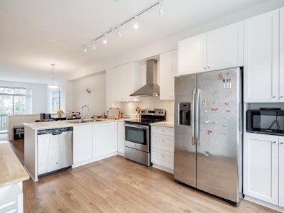 76-8476 207a Street - 2