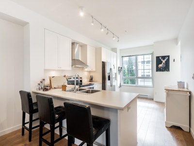76-8476 207a Street - 4