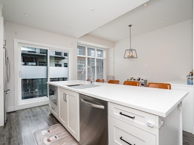 41-2687 158 Street - 4