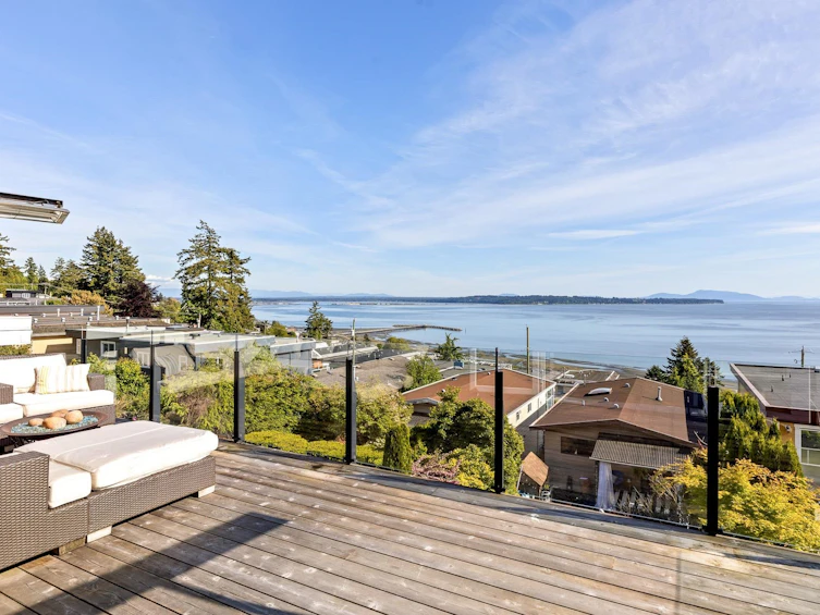 14736 Thrift Avenue, Surrey, BC, V4B 2J5 - 14