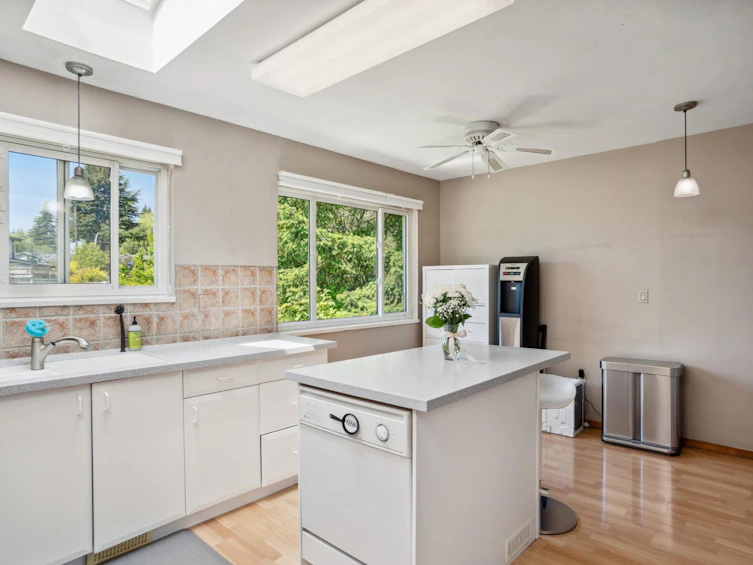 15237 Hummingbird Place, Surrey, BC, V3R 6T7 - 11