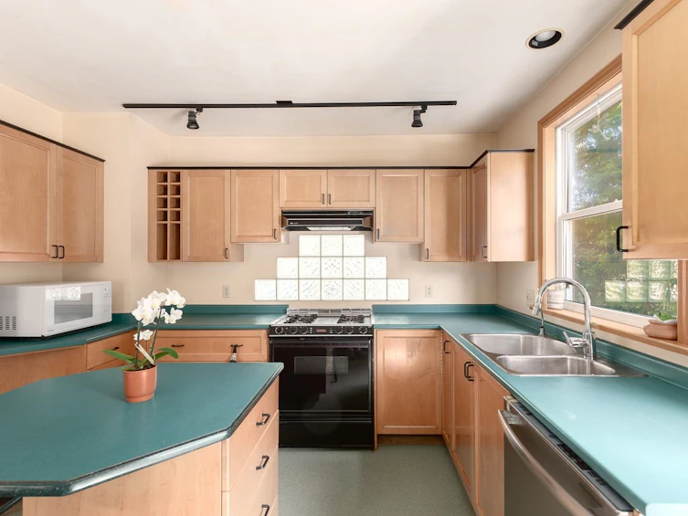 988 E 16th Avenue, Vancouver, BC, V5T 2V9 - 9