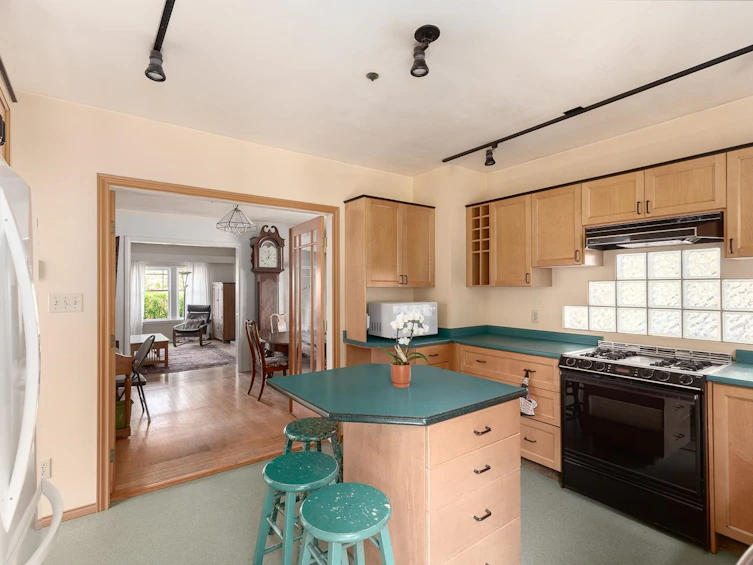 988 E 16th Avenue, Vancouver, BC, V5T 2V9 - 10