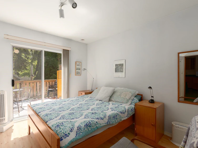 988 E 16th Avenue, Vancouver, BC, V5T 2V9 - 11