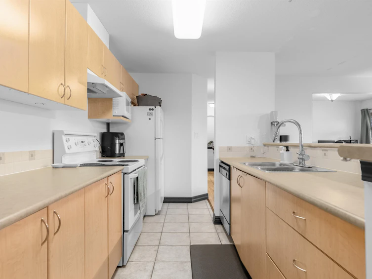 201-15220 Guildford Drive, Surrey, BC, V3R 0Y6 - 6
