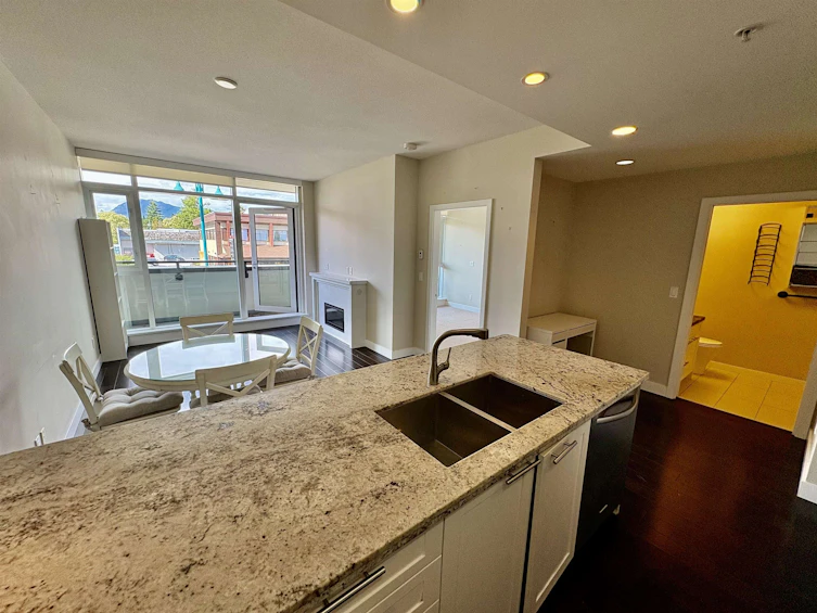 212-5665 Teredo Street, Sechelt, BC, V7Z 0J2 - 3