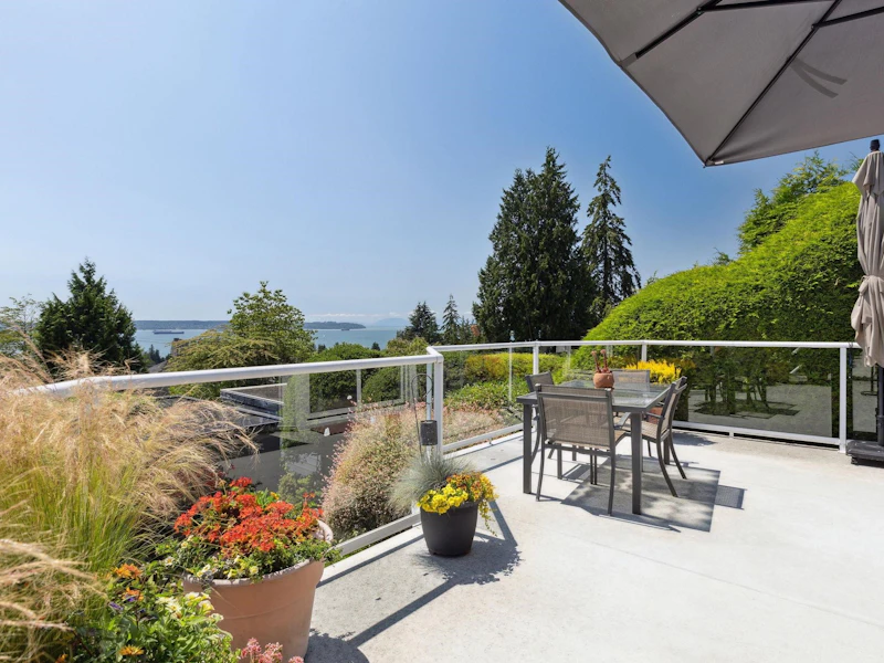 2136 Nelson Avenue, West Vancouver BC V7V 2P7