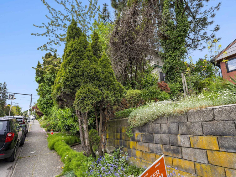 451 E Eighth Avenue, New Westminster, BC, V3L 4K9 - 2