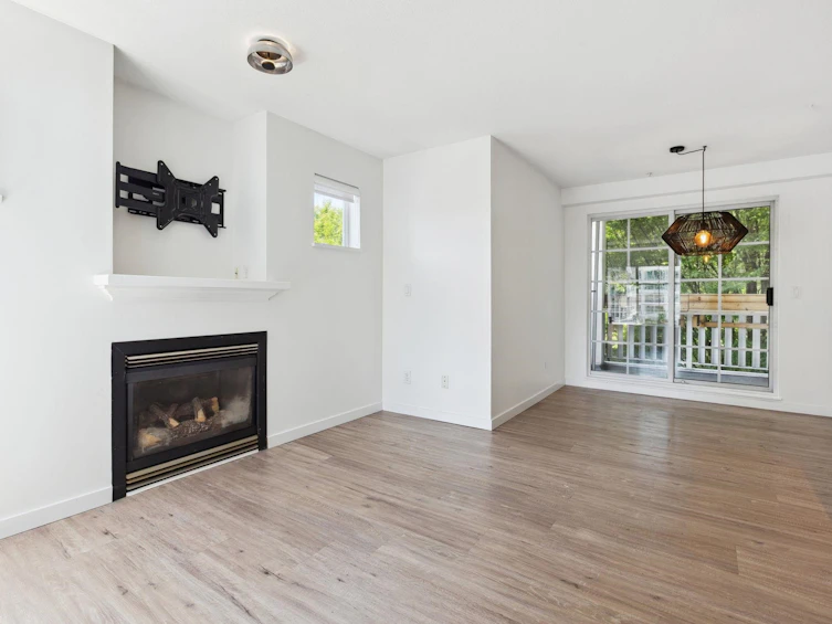 300-137 E 1st Street, North Vancouver, BC, V7L 1B2 - 2